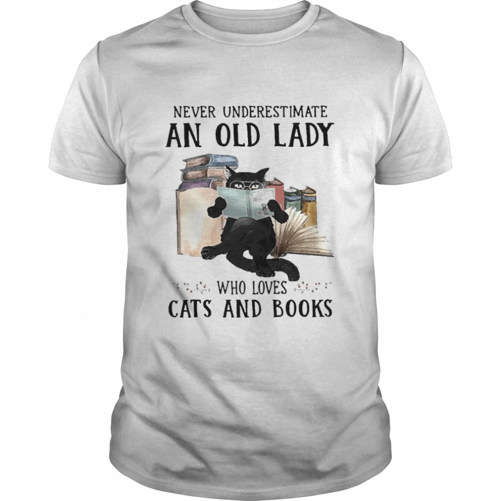 Never Underestimate An Old Lady Who Loves Cats And Books Funny T-shirt